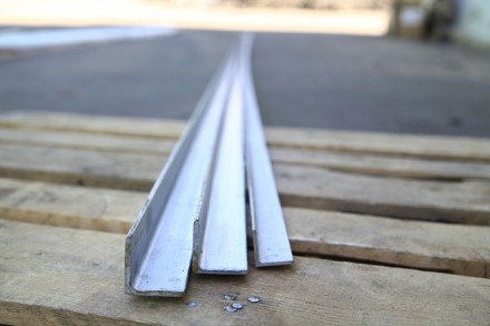 Уголок шлифованный нержавеющий, сталь AISI 304, размер 30×30, толщина стенки 1.5 мм